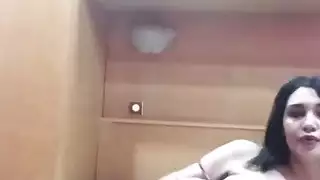 فتاة عربية شابة مدمنة على مهبلها