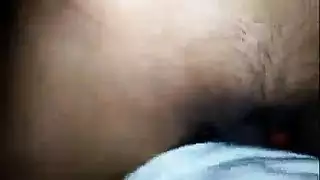 شاب مصري يعري كس بنت عمته المثيرة و يتحرش بها نائمة وينيكها ويصورها