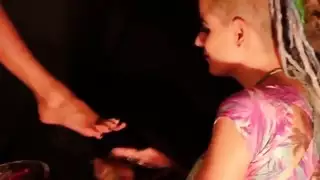 شيطان يغوي جولي ديلار مع الرقص الذي لا يقاوم ويغادر الاثنان إلى سيريكا