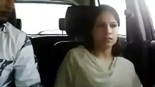 فتاة هندية جميلة تمص الزب في السيارة