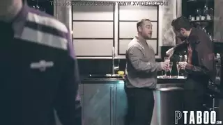 يلمس بوسه ببطء وممتع