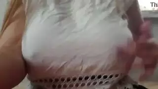 اللعب مع حلماتي الكبيرة