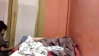 امرأة سمراء مثير استمناء على سريرها في كاميرا ويب