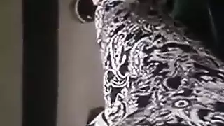 مستريس عربيه تقوم بذل كلبها وخادمها وتشتمه وتسبه في مكان عام الجزء التاني