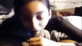 عربي نحيف يأكل الديك الأسود
