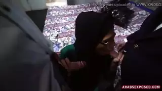فتاة عربية ملبسة تدفع لامتصاص الديوك