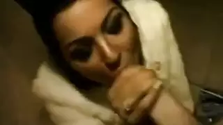 فتاة عربية تمتص رجل عشوائي من الحانة