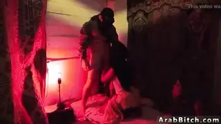 الفتاة العربية المسلمة الديك تمتص عجلات أفغان موجودة!