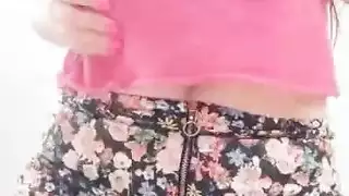 يطرح النموذج الثدي الطبيعي الكبير مع أنان