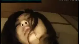 امرأة سمراء كبيرة الصدر في جوارب حمراء تجعل الفيديو الإباحية قصيرة والاستمتاع بها