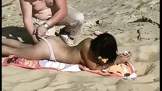 تحصل مارس الجنس في سن المراهقة الصغيرة و على الشاطئ