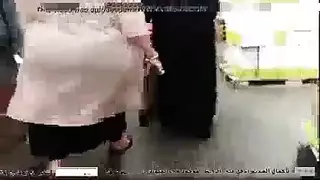 أمريكي يلاحق امرأة ساخنة سمينة ويتحرش بها وتستجيب و ينيكها في المول