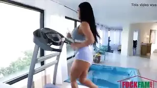 المرأة لديها الجسم المثالي للقيام الكثير من التمارين الرياضية والجنس