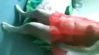 مفيش امتع من الاحمر الشفاف على جسم اللبوه اللى بتهيج جوزها المسافر بعرض نيك