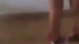 فتاة تسقط سراويلها الداخلية لحبيبها التركي