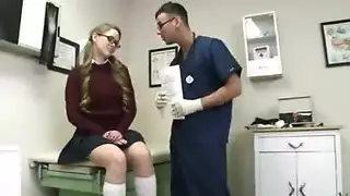 مريض ريكي يحصل على مسمر من قبل الممرضة.