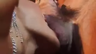 امرأة سمراء مع الوشم تحصل على وجه مارس الجنس ونائب الرئيس مغطى في المطبخ.