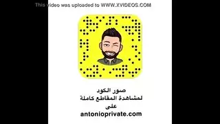 مكوة مشدودة تحت التنورة البيضاء