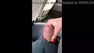 كاد أن يتم القبض عليه وهو يقوم بالاستمناء من قضيب الزوج في الحافلة لكنه لا يزال نائب الرئيس
