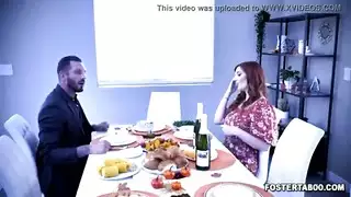 ربطت بوقاحة وقحة ومرتبطة على طاولة مثل تركيا من قبل والديها لورين فيليبس وكوينتون جيمس!