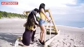 ممارسة الجنس على الشاطئ بين رجل وامرأتين جيدتين