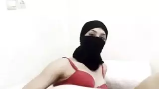 فتاة عربية خجولة الحجاب في النقاب يستمني ببطء ويفرك بوسها العصير
