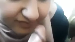 زوجة محجبة تمص الزب في السيارة حتى يقذف في بلعومها