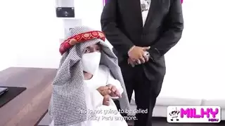 القزم العربي خليفة يشتري الشركة ويضاجع السكرتيرات ذوات المؤخرات الكبيرة حقول ثيانا