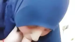 محجبة جزائرية تمص الزب وتضحك