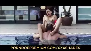 الجنس في حوض السباحة مع امرأة لديها الحمار الكبير