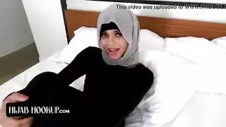 الحجاب هوكوب فتاة عربية ساخنة تمتص قضيب مدربها أثناء التمرين وتظهر له ملابسها الداخلية المثيرة