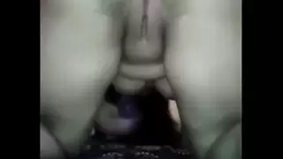 التمسك زجاجة بيرة في الحمار