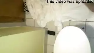 زوجان يمارسان الجنس في حمام الفندق.