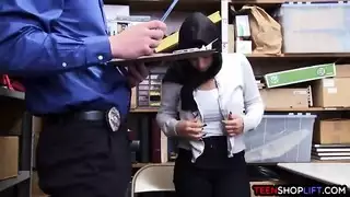 رجل الأمن يمارس اغتصاب محجبة بزازها كبيرة في المكتب لضبطها تسرق المتجر