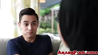 يلعب خوان لوكو المعروف أيضًا باسم إل كابالو على رهانات عالية وهو يضاجع زميلته العربية مالينا ميلينديز! هذا الصبي في ورطة إذا عاد والدا مالينا إلى المنزل!