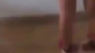 فتاة تسقط سراويلها الداخلية لحبيبها التركي