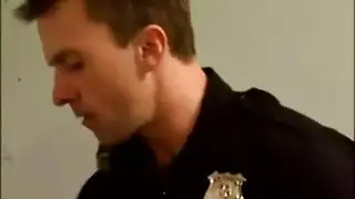 غالبًا ما يستخدم ضباط الشرطة الغريبون الألعاب الجنسية كجزء من عملهم ، في كل مرة