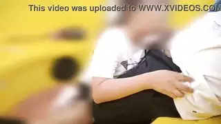 فلبينية تحمل مخاطر كبيرة لركوب الديك على عجلة فيريس