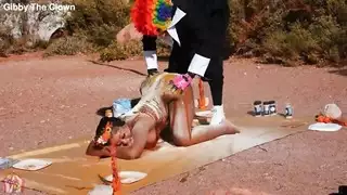 نسيت الجدة تتبيل الديك الرومي، لذا أخذته في يدي ومارس الجنس معه أيضًا